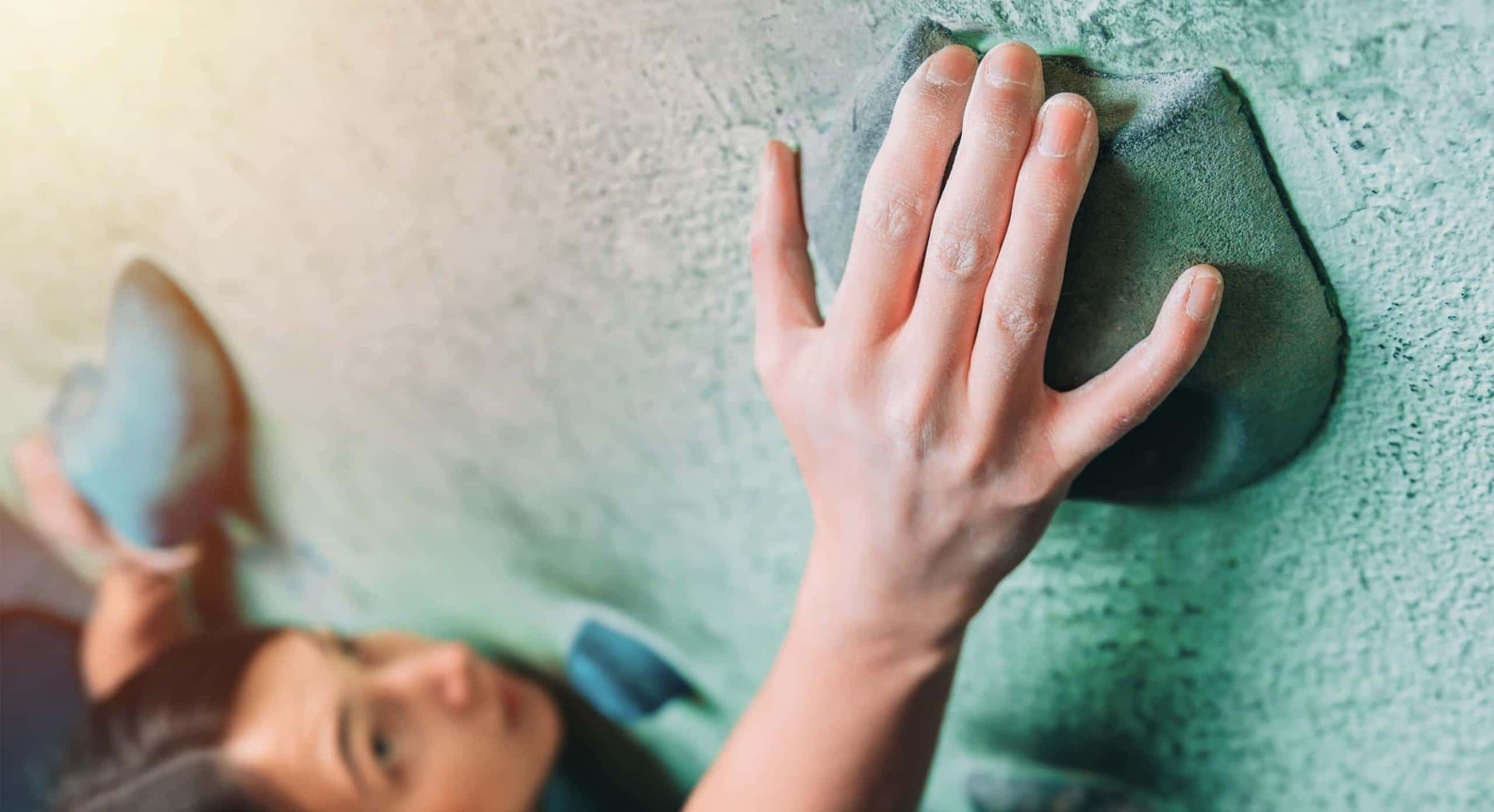 Detailaufnahme einer Frauen Hand beim Bouldern.